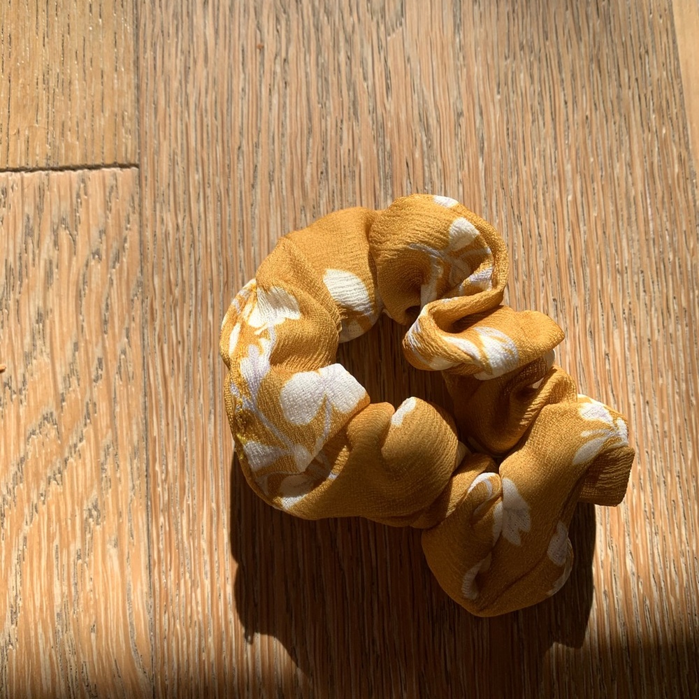 ★A yellow flower scrunchie ★